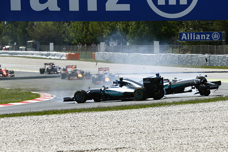Mercedes in der neuen Turbo-Ära: Einige der wenigen Niederlagen waren hausgemacht, wie hier in Spanien 2016 mit Hamilton und Rosberg