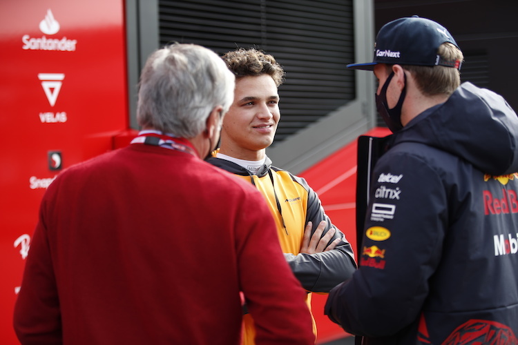 Formel-1-Champion Max Verstappen im Gespräch mit Lando Norris