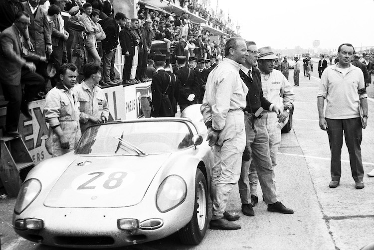 24h Le Mans 1963: Rechts neben dem Porsche 718 W-RS Spyder v.l.n.r.: Edgar Barth, Huschke von Hanstein und Herbert Linge, ganz links neben dem Fahrzeug Valentin Schäffer, links neben ihm Erich Lerner