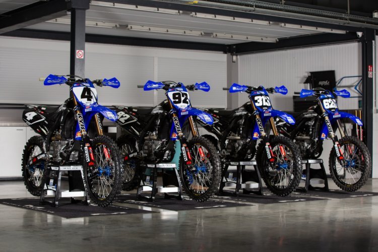 Die Motorräder sind in schwarz-blau gehalten