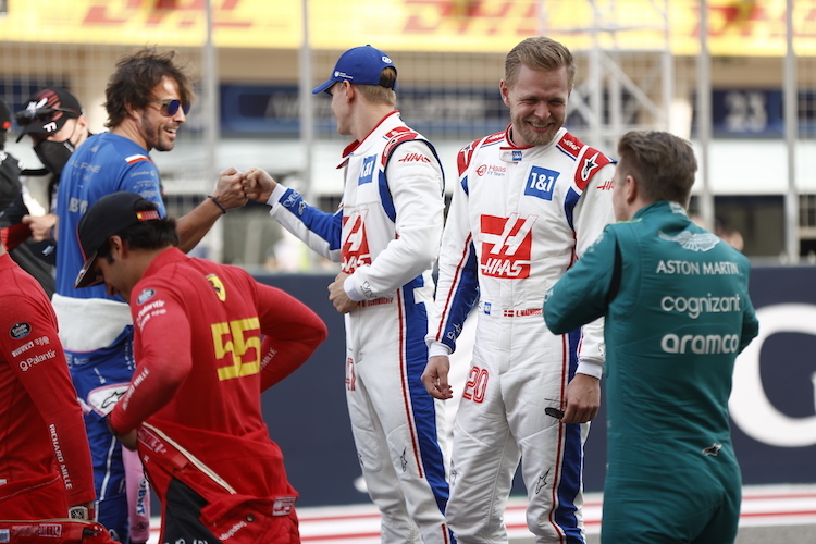 Kevin Magnussen und Nico Hülkenberg lachen in Bahrain