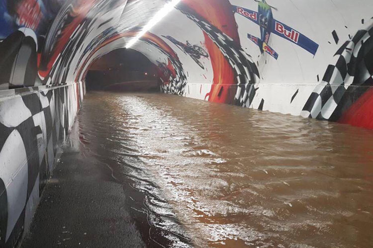 Das Tunnel zum Fahrerlager wurde von einem Sturzbach überflutet