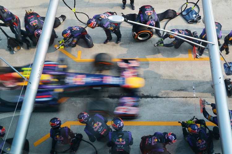 Die Red-Bull-Racing-Mechaniker warten auf Mark Webber