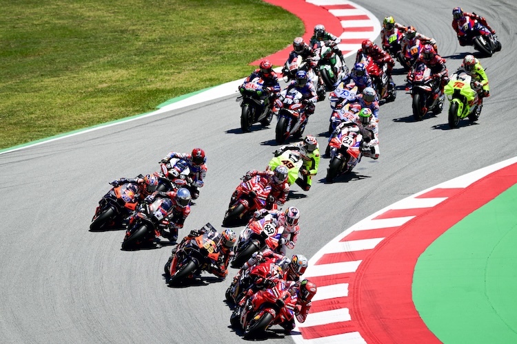 Die MotoGP-Elite eng zusammen auf dem Circuit de Catalunya