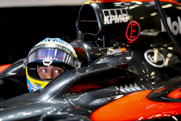 Fernando Alonso: Sorgenvoller Blick nach hinten