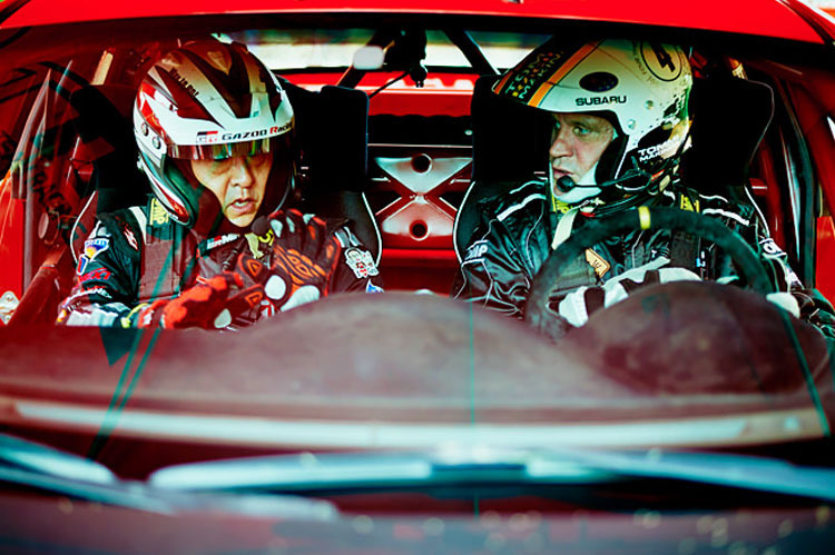 Verstehen sich prächtig – Toyota-Chef Akio Toyoda (links) und Ex-Weltmeister Tommi Mäkinen bei der Rallye Finnland 2014 (im GT86-Prototyp)