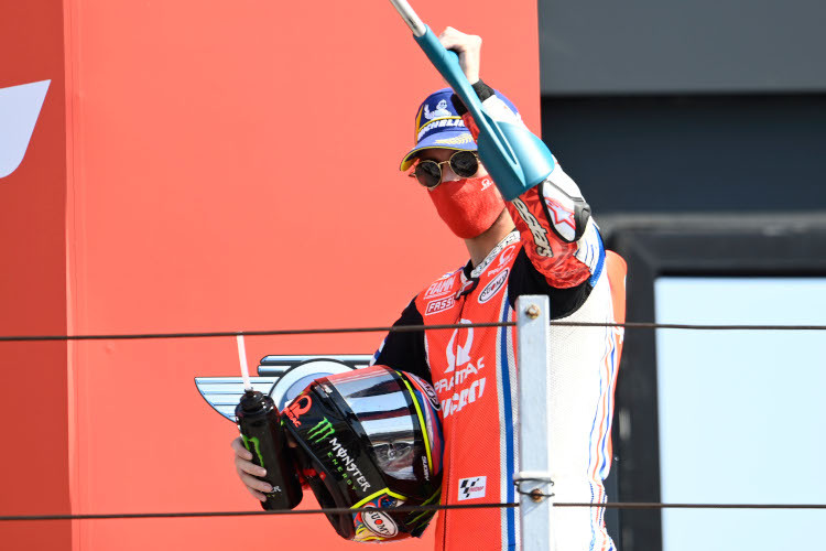 Mit der Krücke ging's für Pecco Bagnaia am Sonntag auf das MotoGP-Podest
