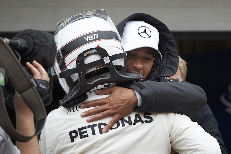 Mercedes-Star Valtteri Bottas darf von der Pole losfahren, sein Teamkollege Lewis Hamilton muss aus der Boxengasse starten