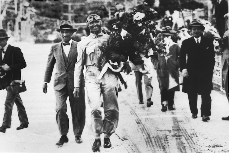 Beim Monaco Grand Prix 1931: Louis Chiron and Antony Noghes (links von Chiron, mit Hut)