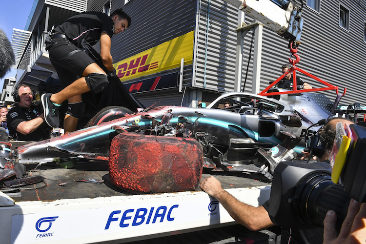 Lewis Hamiltons Silberpfeil wurde beim Crash beschädigt