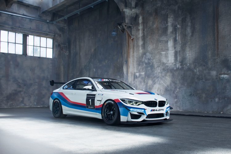 Studio-Shot des BMW M4 GT4