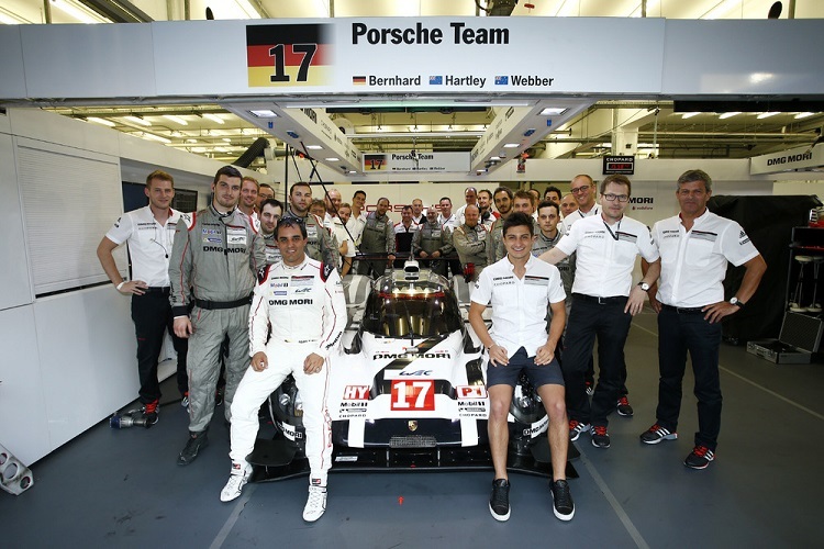 Gruppenbild zum LMP1-Test: Juan Pablo Montoya (vorne links) und Mitch Evans (vorne rechts) gemeinsam mit dem Porsche Team