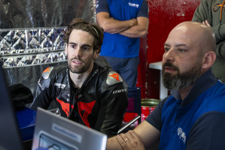Stefano Manzi (li.) arbeitete mit dem Testteam von Yamaha