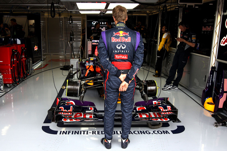 Suche die zehn Unterschiede – Sebastian Vettel vor seinem Rennwagen