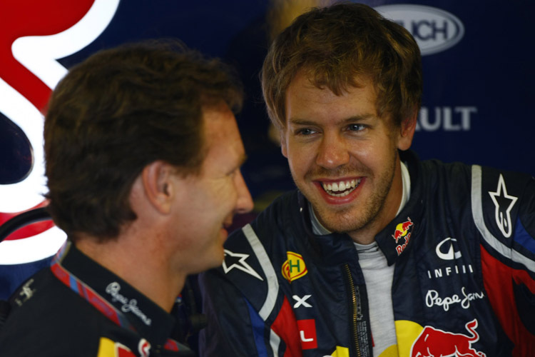 Teamchef Christian Horner und Sebastian Vettel haben gut lachen