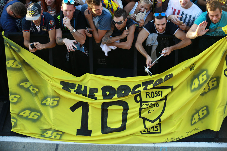 Die Rossi-Fans am Donnerstag in Valencia: Sie fordern den zehnten WM-Titel