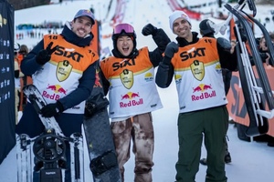 Alex Marquez mit Formel-1-Fahrer Yuki Tsunoda und Kunstflug-Pilot Dario Costa)