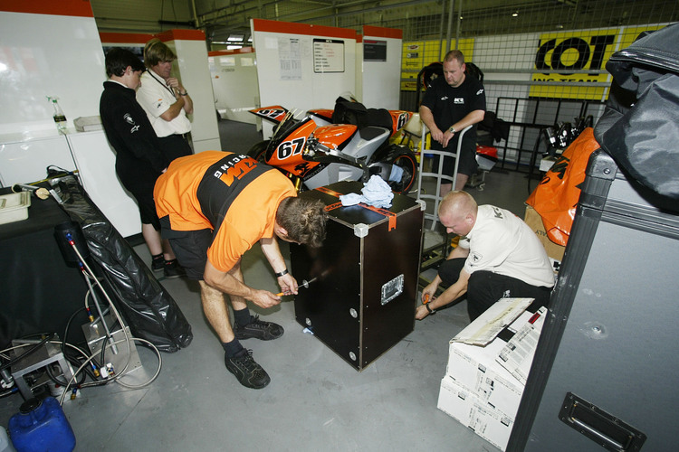 Team Roberts-Box 2005 in Brünn: KTM holt die Motoren ab