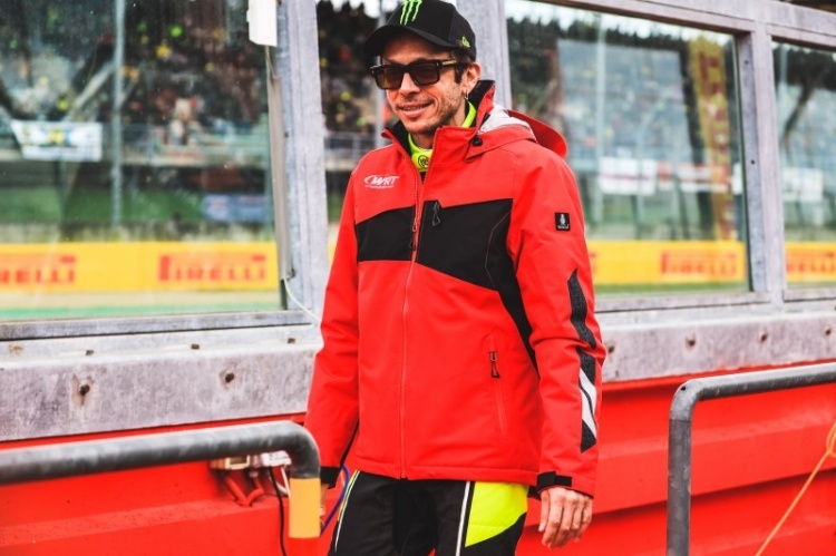 Valentino Rossi fühlt sich im Automobilsport wohl