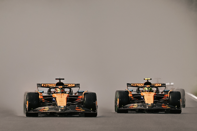Oscar Piastri (links) geht vorbei an Lando Norris