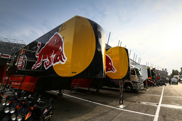Die Auflieger von Red Bull Honda im Fahrerlager von Imola