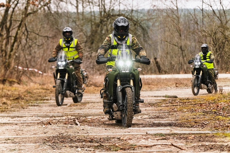 Beu misslichen Verhältnissen demonstrierten die Kradmelder ihr Können und das Potential ihres neuen Motorrads