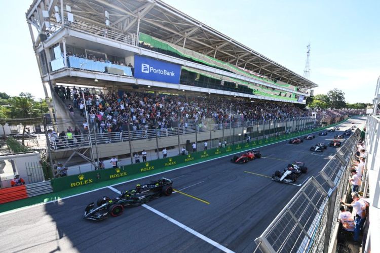 Sir Lewis Hamilton vor Yuki Tsunoda & Charles Leclerc