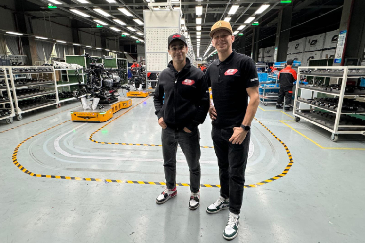 Raffaele De Rosa (li.) und Niki Tuuli im Werk von QJMOTOR in China