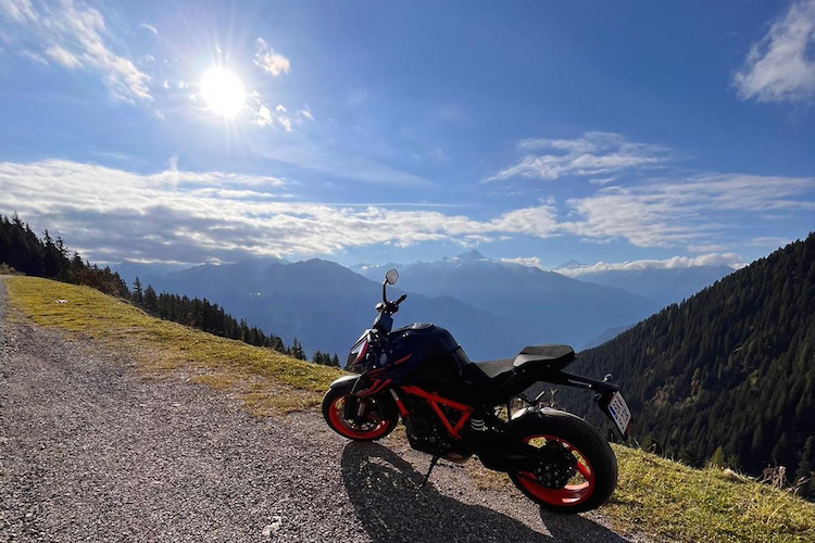 KTM 1290 Super Duke genießt die (fast) wolkenlose Aussicht über die Alpen
