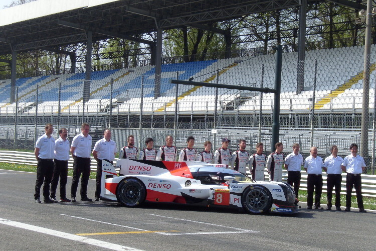 Der Toyota TS050 Hybrid und die wichtigsten Teammitglieder in Monza