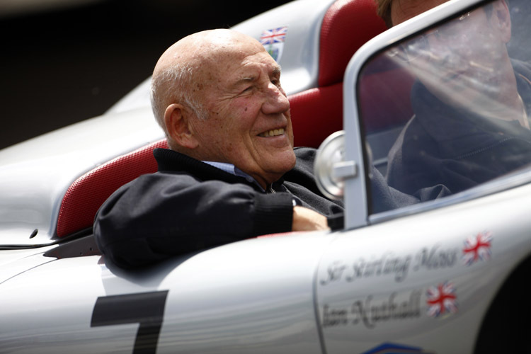 Sir Stirling Moss in einem alten Silberpfeil