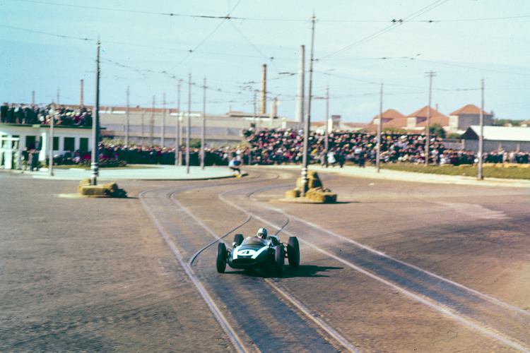 Der Neuseeländer Bruce McLaren mit seinem Cooper-Rennwagen auf der Rennstrecke von Boavista/Porto (Portugal)