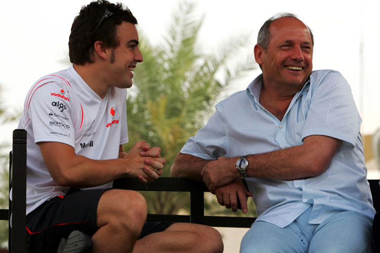Dieses Bild gab viel zu reden: Fernando Alonso und Ron Dennis in Bahrain 2007
