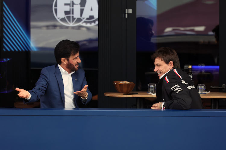 FIA-Präsident Mohammed Ben Sulayem traf sich in Silverstone mit Toto Wolff auf dem Balkon des FIA-Motorhomes