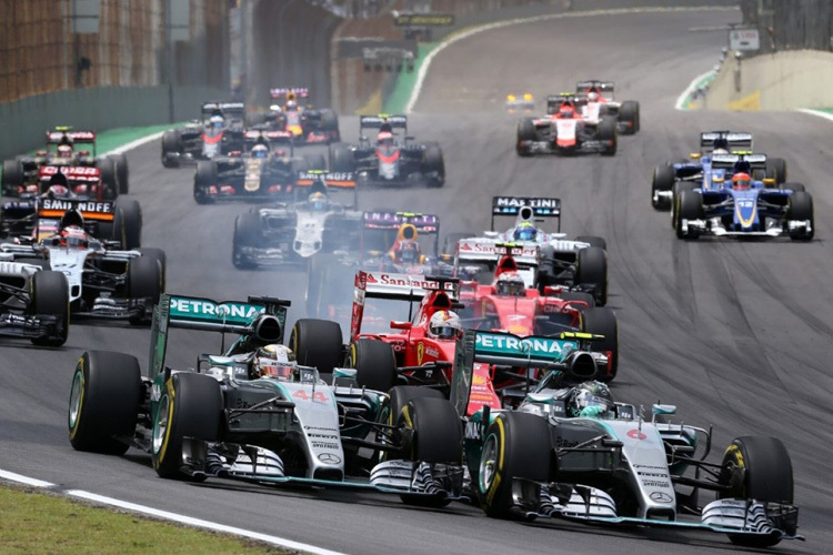 Nico Rosberg geht in Brasilien gegen Lewis Hamilton in Führung