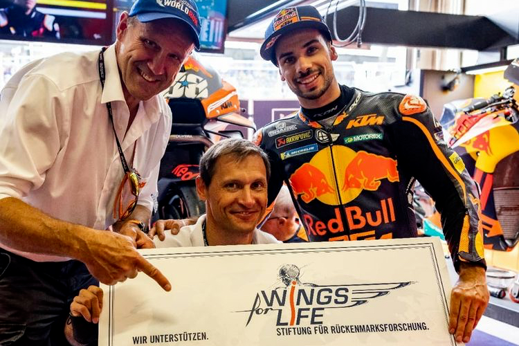Heinz (links) und Hannes Kinigadner freuen sich über die Spende von KTM-Fahrer Miguel Oliveira