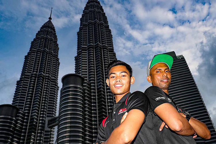 Adam Norrodin und Azlan Shah vor den Petronas Towers in Kuala Lumpur