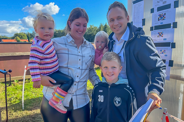 Tim und Johanna Scheunemann mit ihren Kindern Leni, Lia und Louis