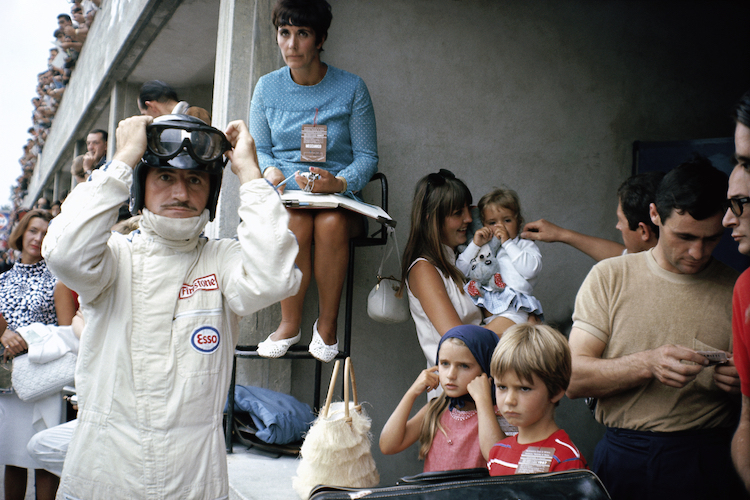 Graham Hill mit Familie in Monza 1967: Der junge Damon (im roten Shirt) wirkt wenig begeistert