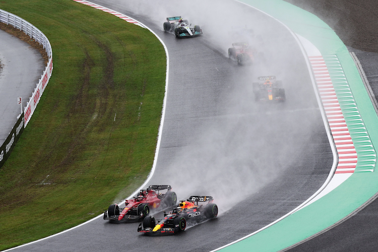 Suzuka 2022 im Regen: Charles Leclerc gegen Max Verstappen