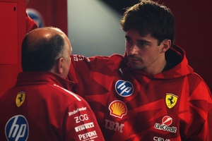 Ferrari-Teamchef Fred Vasseur im Gespräch mit Charles Leclerc)