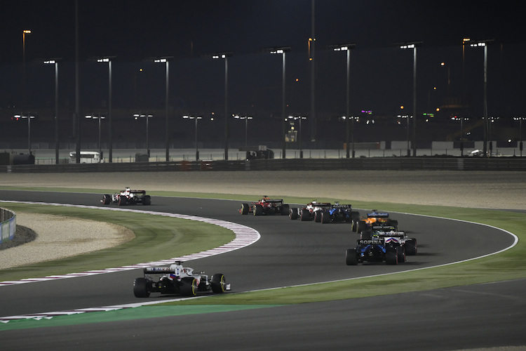 Wie die MotoGP-Fahrer geben auch die Formel-1-Stars in Katar unter Flutlicht Gas