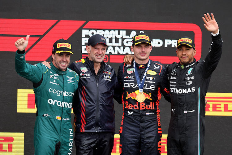 Max Verstappen mit Fernando Alonso, Adrian Newey und Lewis Hamilton auf dem Podium