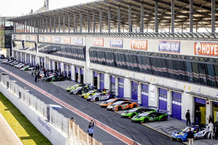 Blick auf das Feld 2021: Das ADAC GT Masters testet aktuell in Oschersleben