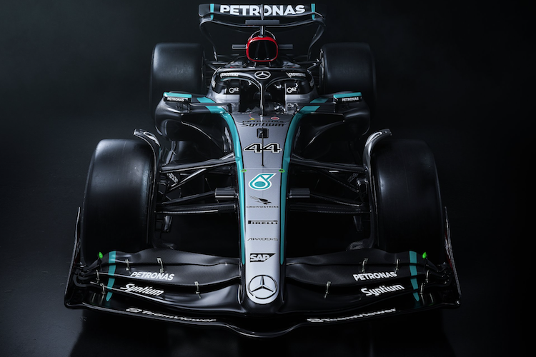 Der neue Mercedes W15 für Lewis Hamilton und George Russell