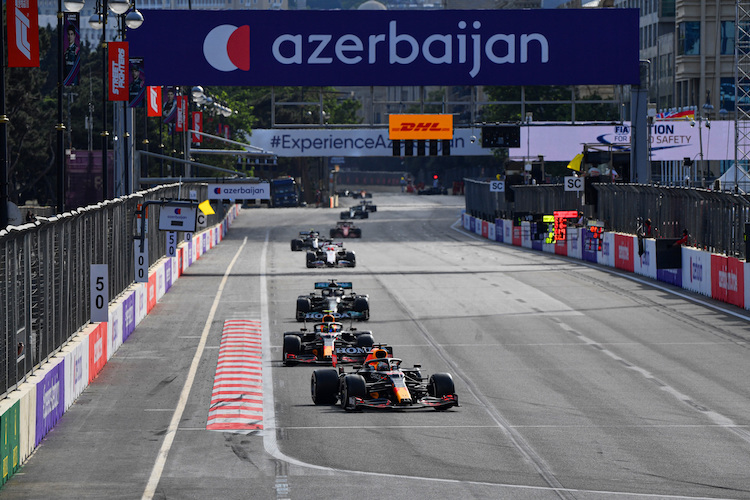 Lewis Hamilton fährt in Baku Max Verstappen und Sergio Pérez hinterher