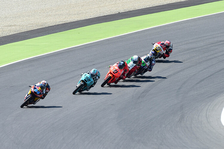 Im Rennen: Oliveira (44) führt vor Kent, Bagnaia (21), Fenati, Bastianini und Antonelli