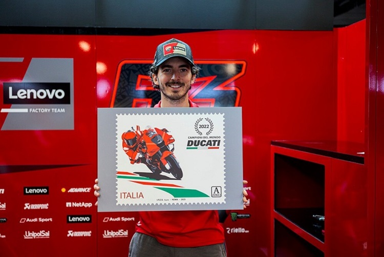 Franceso Bagnaia auf Ducati GP22 - gewürdigt auf einer Briefmarke der italienischen Post