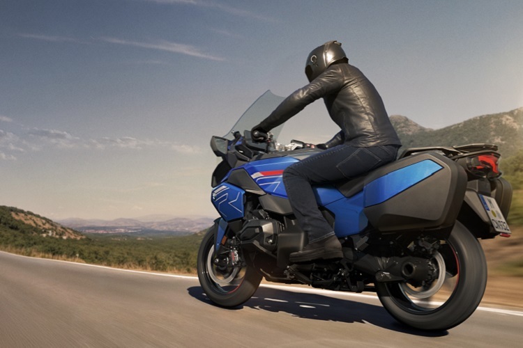 Erfrischende Fahrdynamik, genossen bei Sofa-Komfort: BMW R1300RT