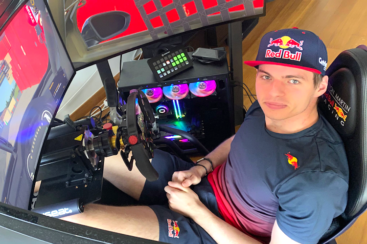 Max Verstappen in seinem Rennsimulator